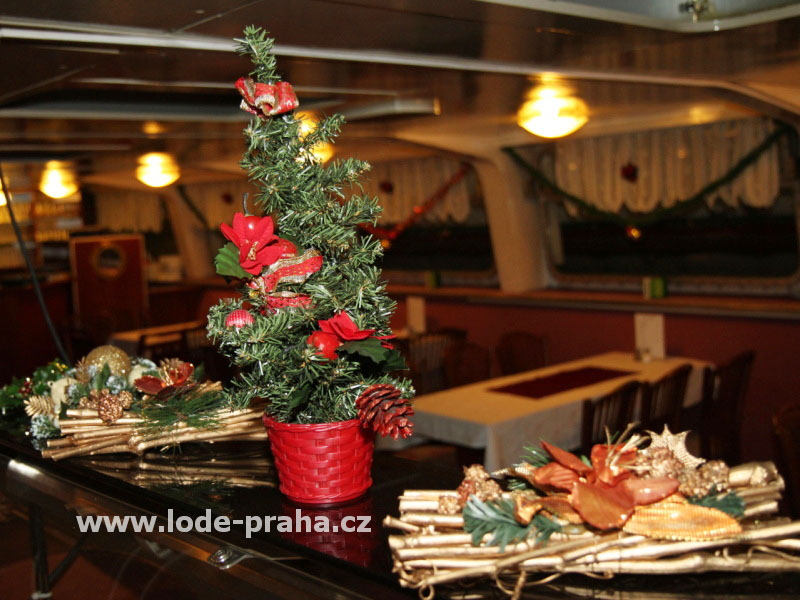 Vánoční večírek na lodi